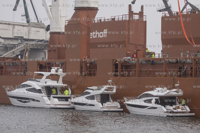 Gdynia. Zaladunek 9 jachtow motorowych produkcji firmy...