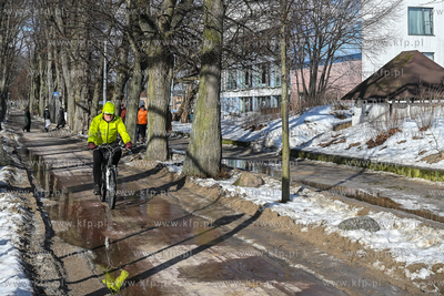 Sopot. Nieuprzątnięty śnieg topnieje tworząc kałuże...