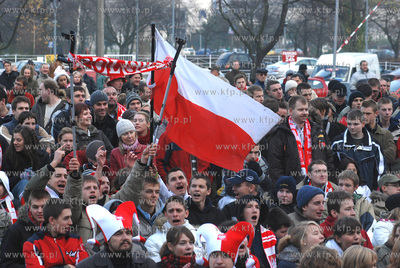 Gdynianie kibicuja przed ustawionym na Placu Grunwaldzkim...