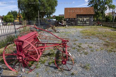 Skansen Maszyn Rolniczych w Mokrym Dworze. Na drugim...