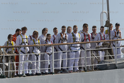 Dar Młodzieży wpływa do Nabrzeża Pomorskiego w...