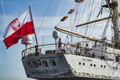 Dar Młodzieży wpływa do Nabrzeża Pomorskiego w...