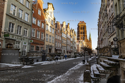 Gdańsk w zimowej aurze. Nz. Ul. Piwna opruszona śniegiem.06.02.2021...