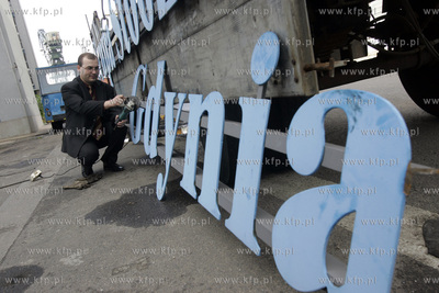 Prezes stoczni Andrzej Jaworski wraz z Karolem Guzikiewiczem...