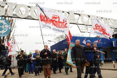 Stoczniowcy ze Stoczni Gdanskiej w holdzie tragicznie...