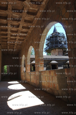 Wnetrze zamku w Lapalicach, polozonego miedzy Chmielnem...