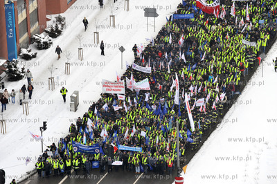Pikieta sluzb mundurowych w Gdansku, przeciwko projektowi...