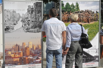 Gdansk. Dlugi Targ. Wystawa plenerowa Mista - Sympole...