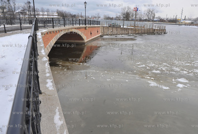 Zimowa zawitala do Gdanska .Nz. zamarznieta Motlawa....