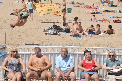 Sobota na molo w Gdansku Brzeznie. Plazowicze nad basenemz...