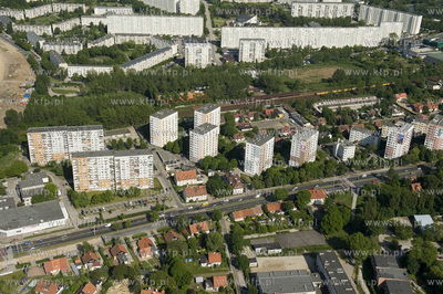 Gdansk Zabianka i Oliwa z lotu ptaka. Po srodku biegnie...