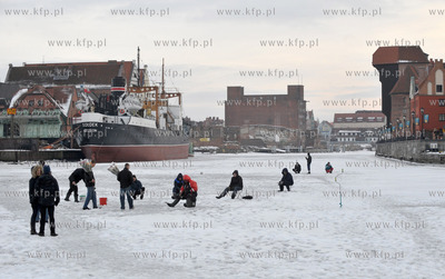 Wedkarze lowia ryby na zamarznietej Motlawie. 
18.02.2012...