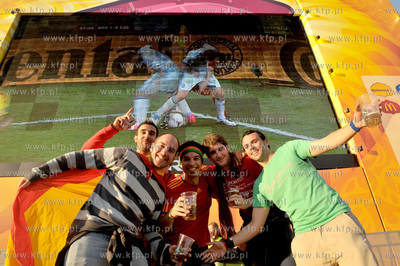 Gdansk. Mistrzostwa europy w pilce noznej. Kibice ogladaja...