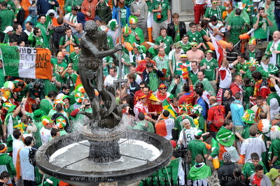Gdansk, Dlugi Targ. Irlandzcy i hiszpanscy kibice bawia...