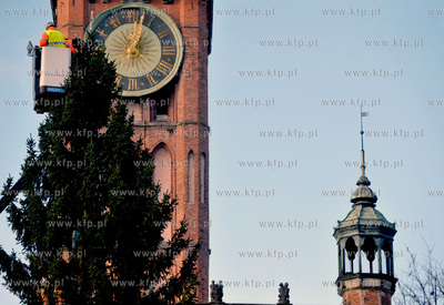 Ozdabianie 25-metrowej choinki, ktora stanela na Dlugim...