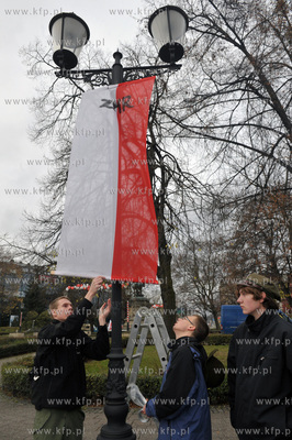 Gdanska Parada Niepodleglosci. Harcerze z ZHR dekoruja...