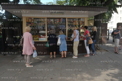 Gdynia. Kiosk z warzywami, owocami i artykulami spozywczymi...