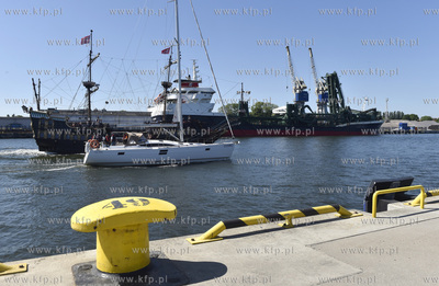 Kanał portowy Portu w Gdańsku. Nz. jacht i galeon...