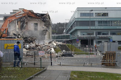 Wyburzanie kolejnych budynków dawnej Akademii Medycznej...