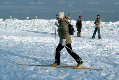 Narciarzy mozna spotkac rowniez na plazy w Jelitkowie....
