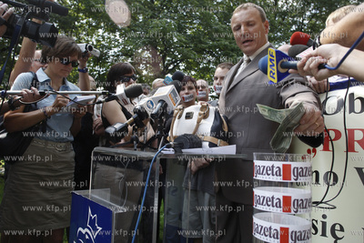 Europosel PiS zdecydowal przekazac wydawcy Gazety Wyborczej...