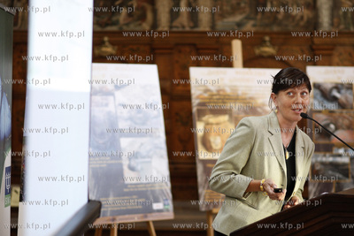 Gdansk. Dwor Artusa. Konferencja poswiecona 145-leciu...