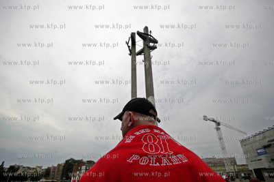 Gdansk. Zlozenie kwiatow pod pomnikiem Poleglych Stoczniowcow...