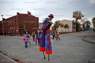 Gdansk Letnica. Parada szczudlarzy, ktora miala na...
