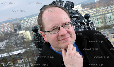 Prezeydent Gdanska Pawel Adamowicz na dachu falowca....