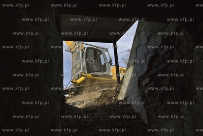 Stocznia Gdańska. Prace przy odkopywaniu schronu zbudowano...