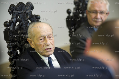 UM Gdańska. Prezydent Paweł Adamowicz wręczył medal...