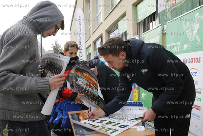 Gdansk Zaspa. Pilkarski turniej dzikich druzyn Do przerwy...