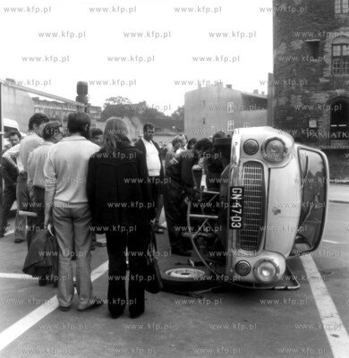 Pokazowa naprawa samochodu "syrenka"na Targu Rybnym...
