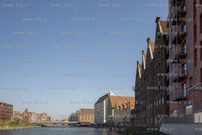 Gdańsk. Wyspa Spichrzów. Stare spichlerze oraz odrestaurowane...