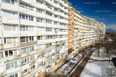 Gdańsk, Przymorze. Falowiec przy ul. Obrońców Wybrzeża....