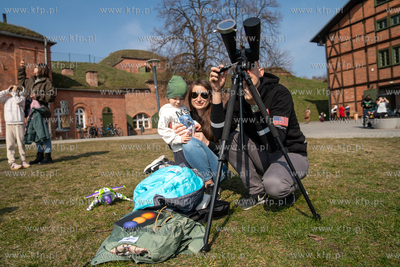 Ogląganie cześciowego, 13% zaśmienia słońca na...
