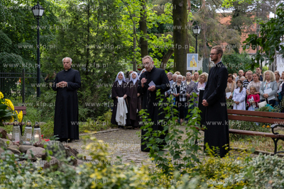 Sopot. Złożenie kwiatów pod krzyżem papieskim w...