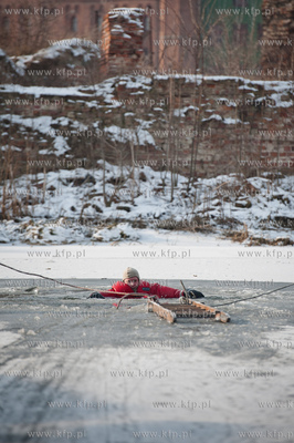 Marina w Gdansku. Cwiczenia ratownikow wopr oraz strazakow...
