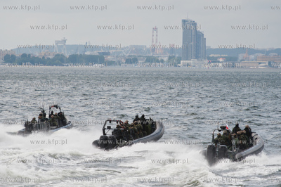Zatoka Gdanska. Pokaz akcji odbijania zakladnikow ze...