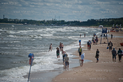 Gdansk. Czerwona flaga wywieszona na plazy w Jelitkowie...