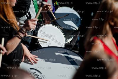 Gdansk. Ulica Tkacka. Parada z udzialem bebniarzy,...