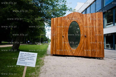 Sopot. Zatoka Sztuki. Odnowiona drewniana szafa projektu...