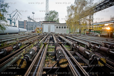 Stocznia Gdanska. Zaladunek elementow wiez wiatrowych,...