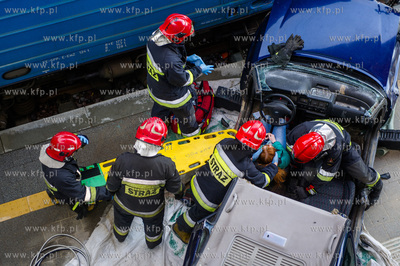 Gdansk. Cwiczenia Strazy Pozarnej na nowo budowanym...