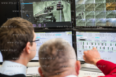 Symulowana akcja ratunkowa po zderzeniu trzech samochodow,...