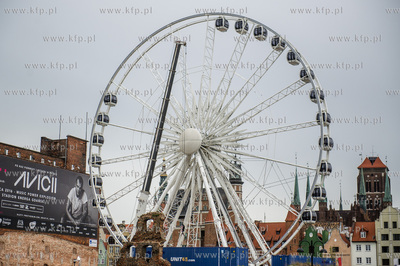 Gdansk. Montaz kola widokowego na Wyspie Spichrzow.
13.06.2016
fot....