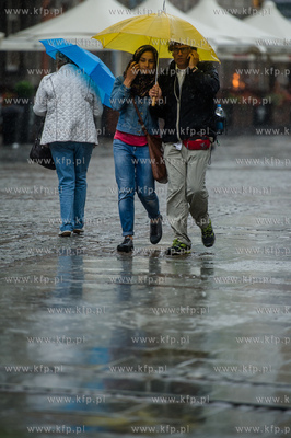 Gdańsk. Długi Targ. Intensywne opady deszczu i silne...