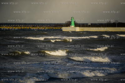 Gdańsk. Silny wiatr oraz wysokie fale na Zatoce Gdańskiej....