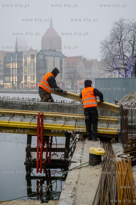 Gdańsk. Budowa zwodzonej kładki na wyspę Ołowianka....