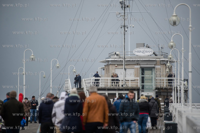 Sopot. Molo. Niedzielni spacerowicze, ktorych nie odstrasza...